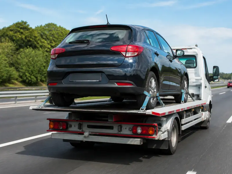 Véhicule transporté sur plateau remorquage